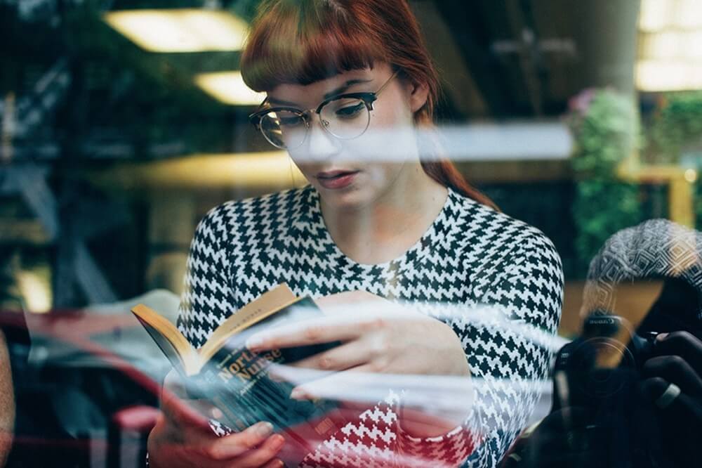 読書する女性